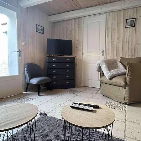 Hébergement de vacances Maison De Village Charismatique à Saint-georges-d'oléron, 4 Couchages, Wifi Gratuit - Fr-1-246a-85 *